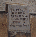 Ici est tombé le 25 août 1944 à l'âge de 20 ans Jacques Guierre Étudiant, F. F. I.  Mort pour la France